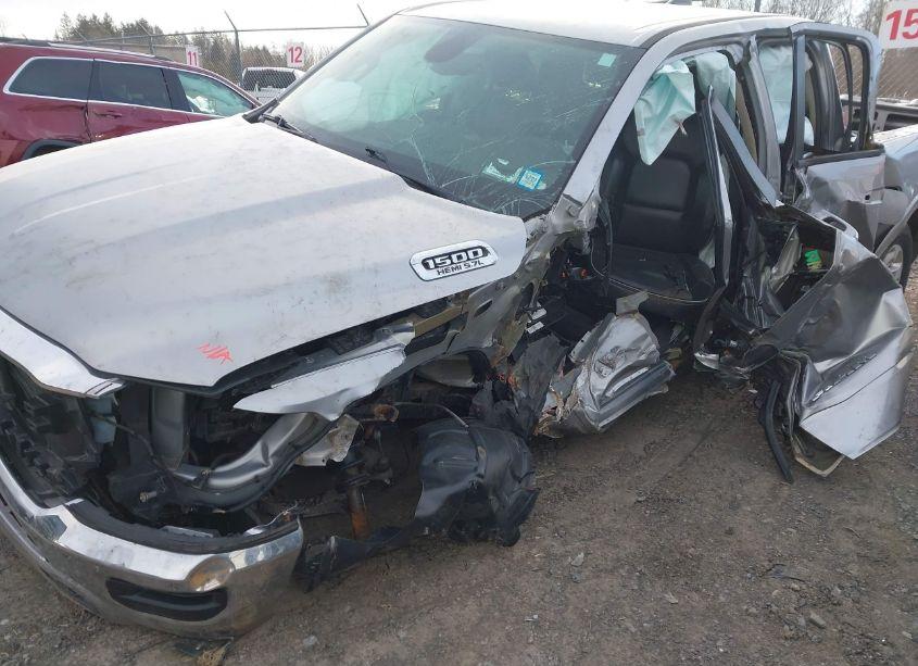 Photo 6 of 2019 Ram 1500 LARAMIE 4X4 6'4 BOX (VIN 1C6SRFDT9KN748443)