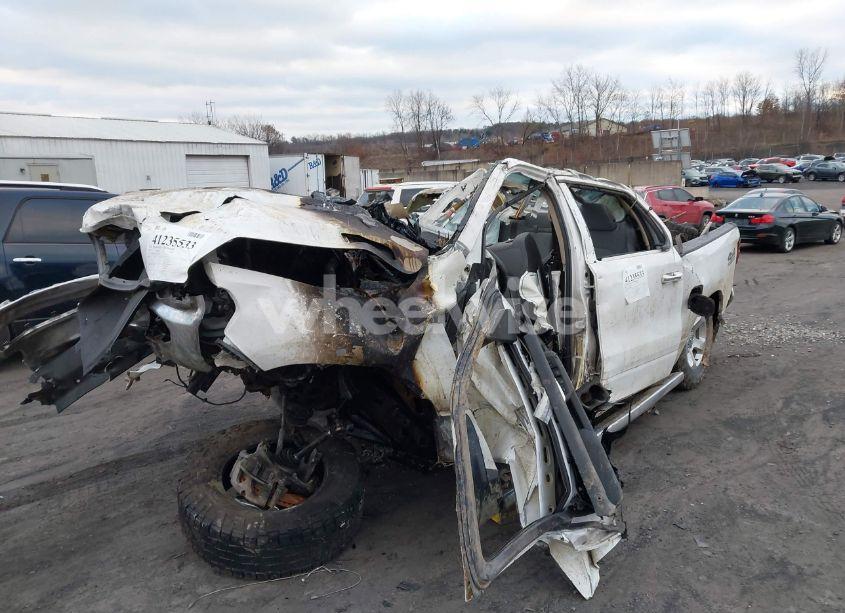 Photo 2 of 2019 Ram 1500 (VIN 1C6SRFFT4KN784926)