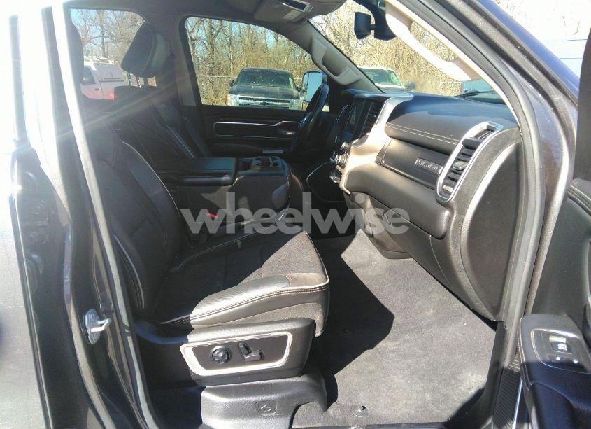 Photo 5 of 2019 Ram 1500 LARAMIE (VIN 1C6SRFRT7KN539064)