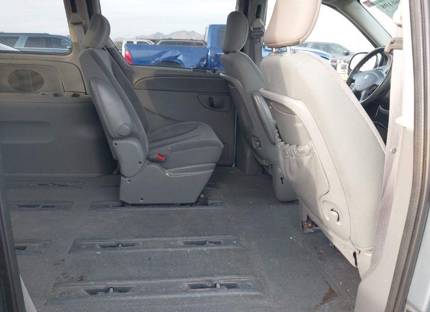 Photo 8 of 2005 Dodge Caravan SXT (VIN 1D4GP45R35B420990)