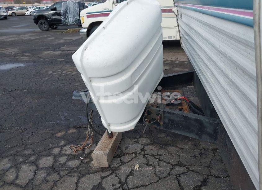 Photo 10 of 1999 Fleetwood Prowler LS SERIES M-26H (VIN 1EC1H262XX2468585)