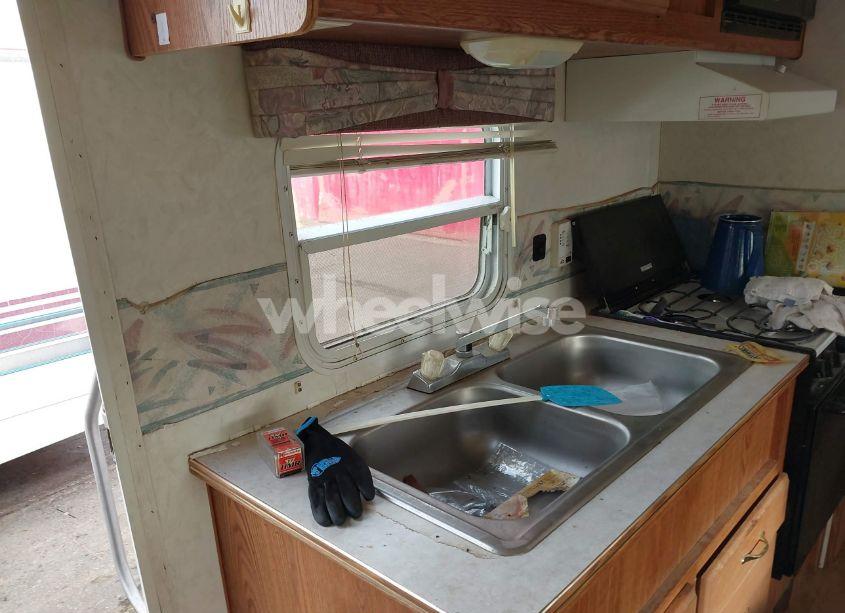 Photo 11 of 1999 Fleetwood Prowler LS SERIES M-26H (VIN 1EC1H262XX2468585)