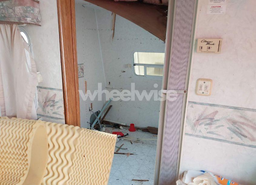 Photo 5 of 1999 Fleetwood Prowler LS SERIES M-26H (VIN 1EC1H262XX2468585)