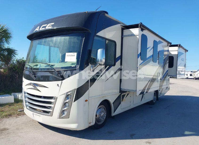 Photo 2 of 2020 Ford F53 N/A (VIN 1F64F5DN8L0A17011)