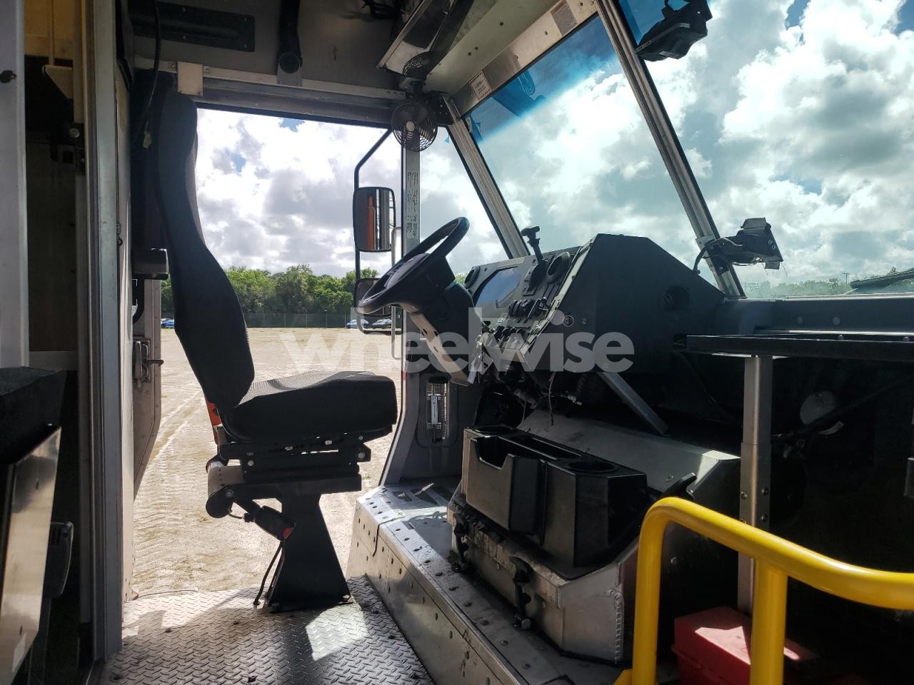 Photo 5 of 2020 FORD COMMERCIAL CHASSIS DELIVERY VAN N/A (VIN 1F65F5KN9L0A03383)