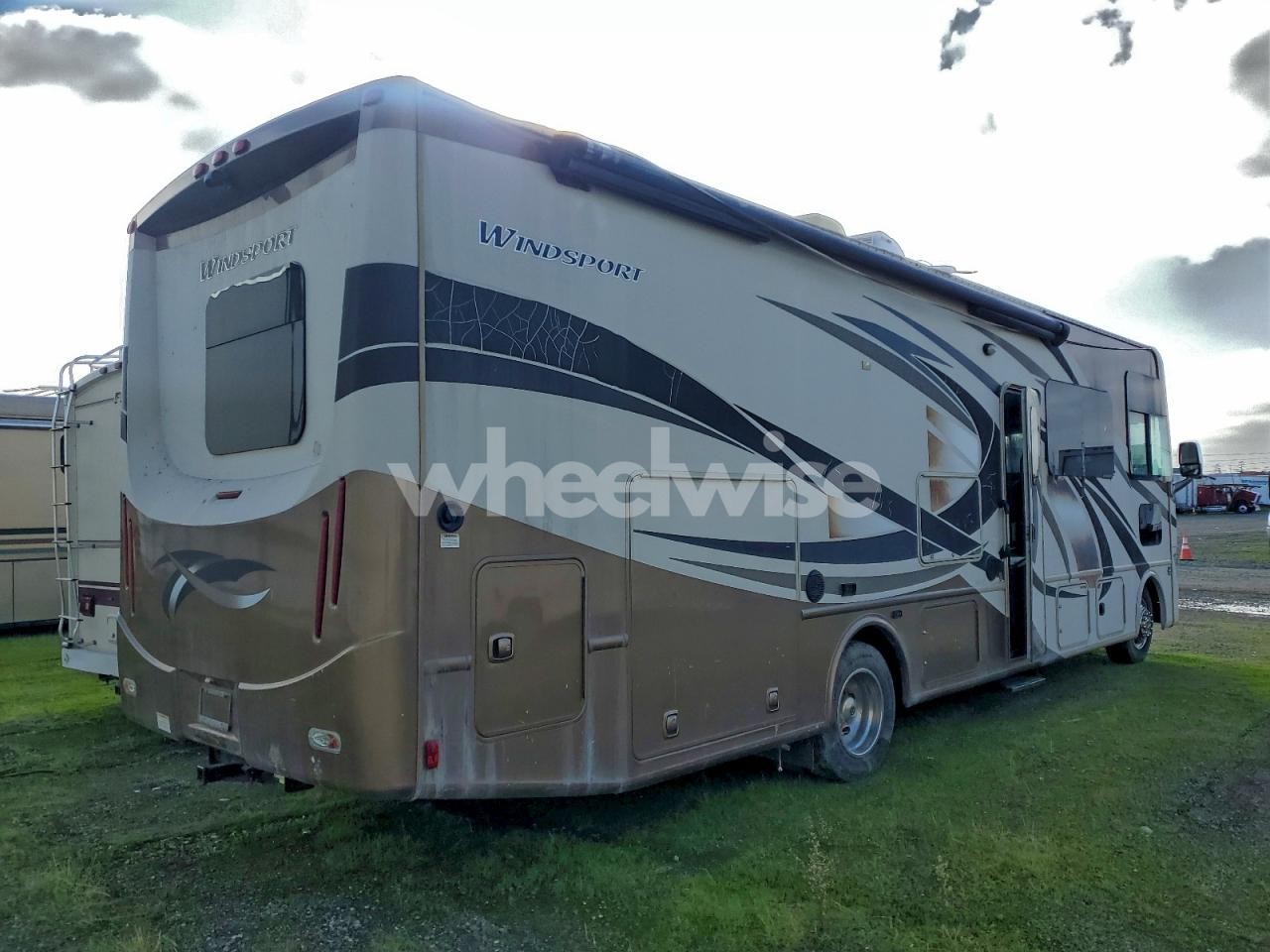 Photo 4 of 2016 THRC F53 - RV (VIN 1F66F5DY9F0A09443)