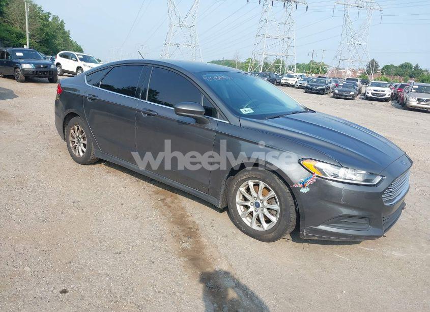 2015 Ford Fusion S (VIN 1FA6P0G70F5114820) main photo