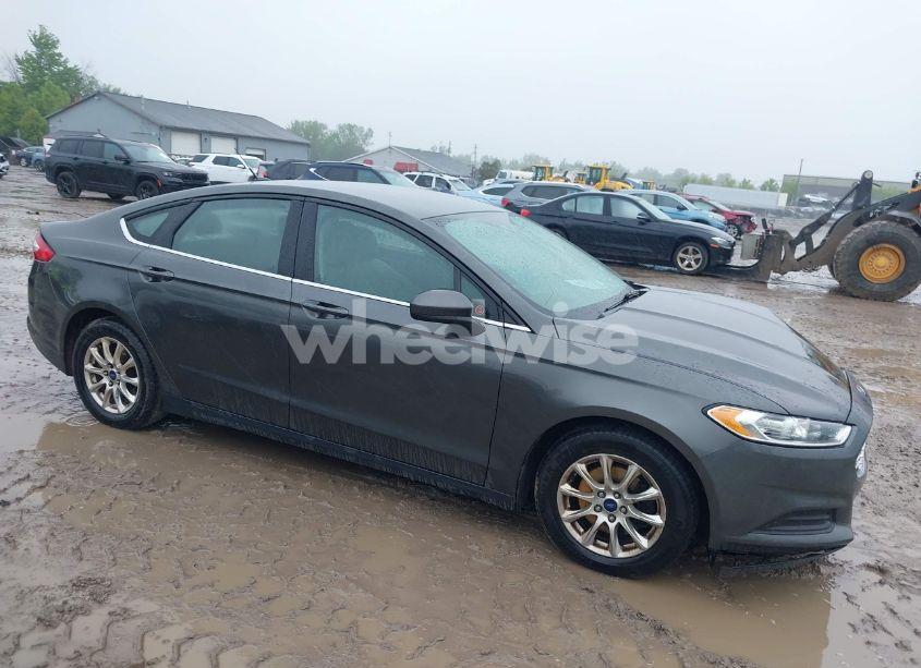 2015 Ford Fusion S (VIN 1FA6P0G71F5129553) main photo