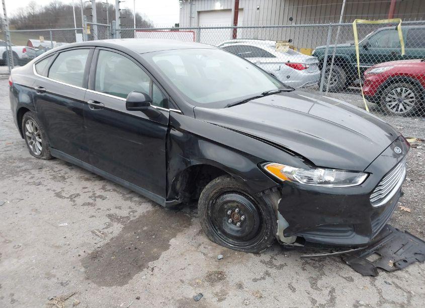 2015 Ford Fusion S (VIN 1FA6P0G74F5111161) main photo