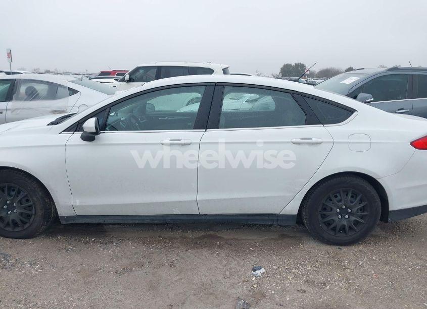 Photo 14 of 2014 Ford Fusion S (VIN 1FA6P0G75E5386701)