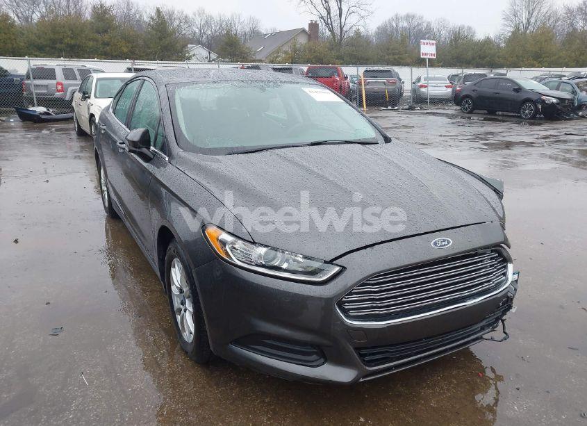 2015 Ford Fusion S (VIN 1FA6P0G78F5111826) main photo