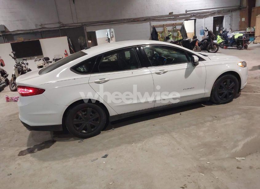 Photo 4 of 2014 Ford Fusion S (VIN 1FA6P0G7XE5373829)