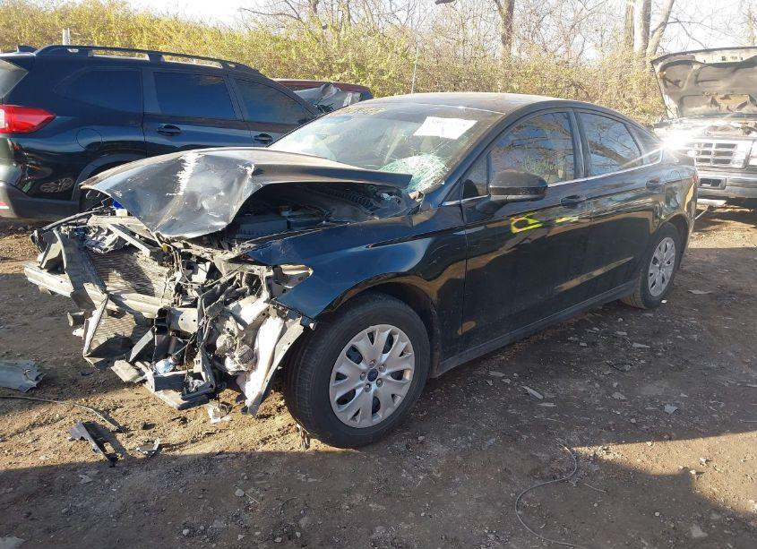 Photo 2 of 2014 Ford Fusion S (VIN 1FA6P0G7XE5402830)