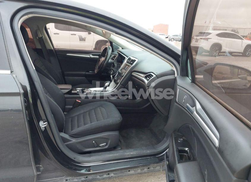 Photo 5 of 2015 Ford Fusion SE (VIN 1FA6P0H7XF5128058)