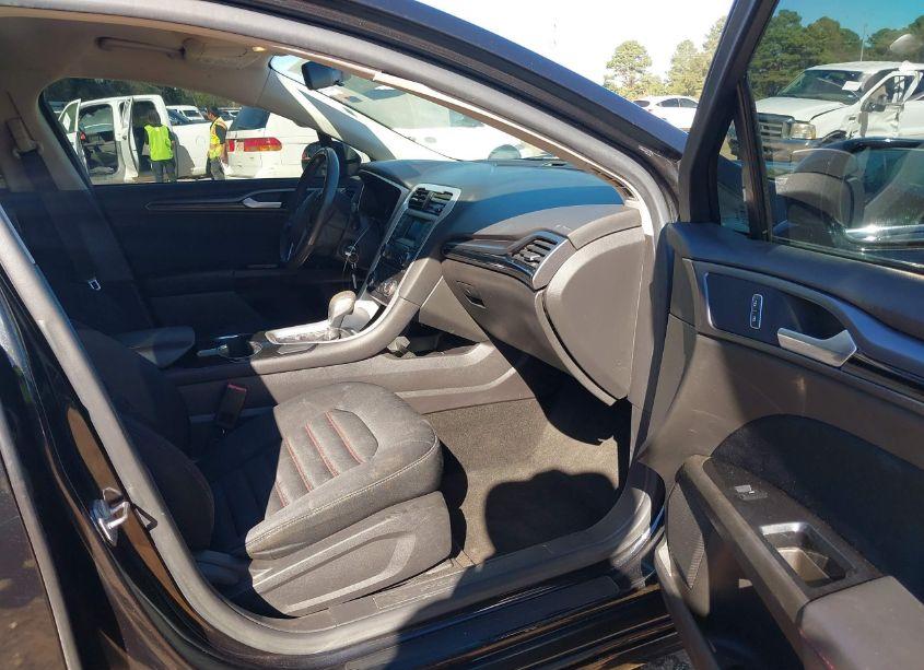 Photo 5 of 2014 Ford Fusion SE (VIN 1FA6P0HD2E5368760)