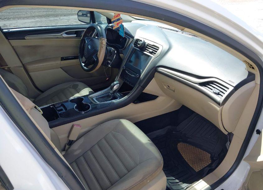 Photo 5 of 2014 Ford Fusion SE (VIN 1FA6P0HD6E5374447)