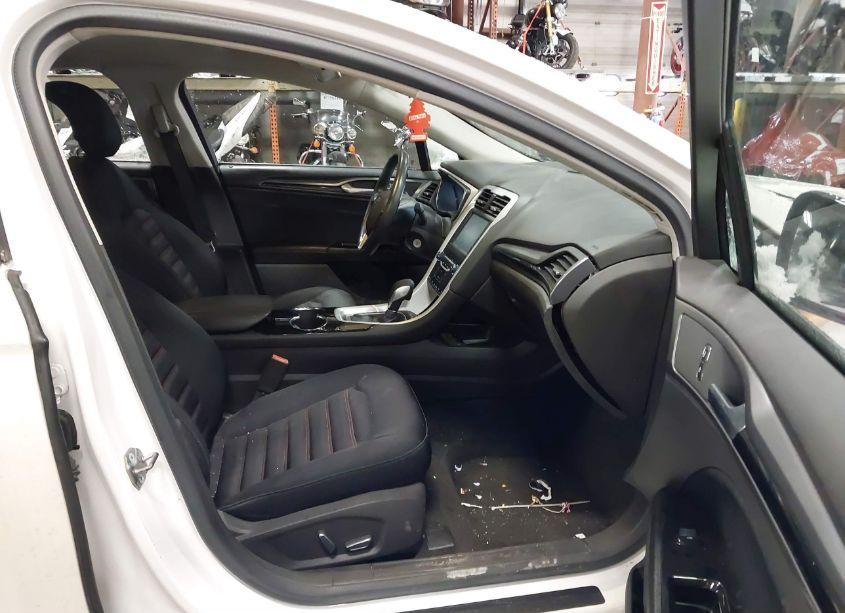 Photo 5 of 2015 Ford Fusion SE (VIN 1FA6P0HDXF5105174)