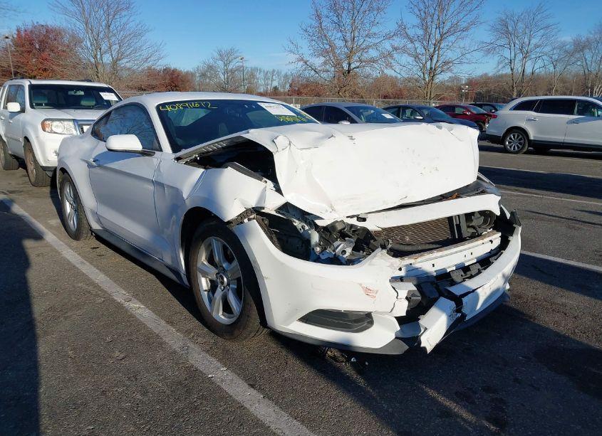 2015 Ford Mustang V6 (VIN 1FA6P8AM0F5400437) main photo