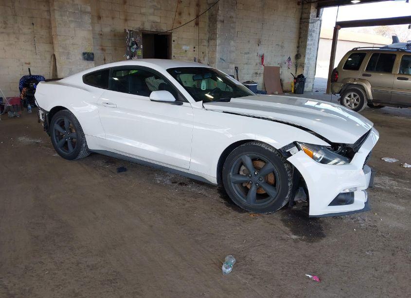 2016 Ford Mustang V6 (VIN 1FA6P8AM0G5320895) main photo
