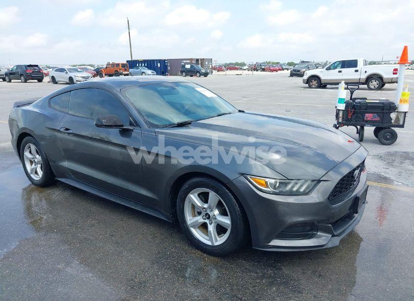 2016 Ford Mustang V6 (VIN 1FA6P8AM2G5290170) main photo