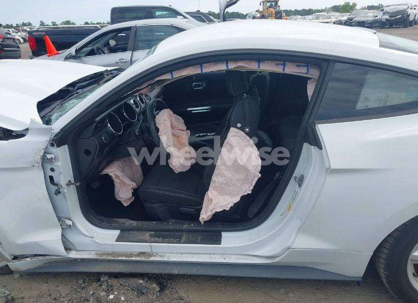 Photo 15 of 2016 Ford Mustang V6 (VIN 1FA6P8AM4G5316459)