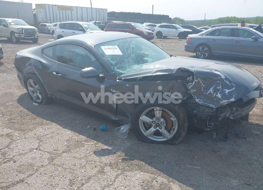 2016 Ford Mustang V6 (VIN 1FA6P8AM7G5320991) main photo