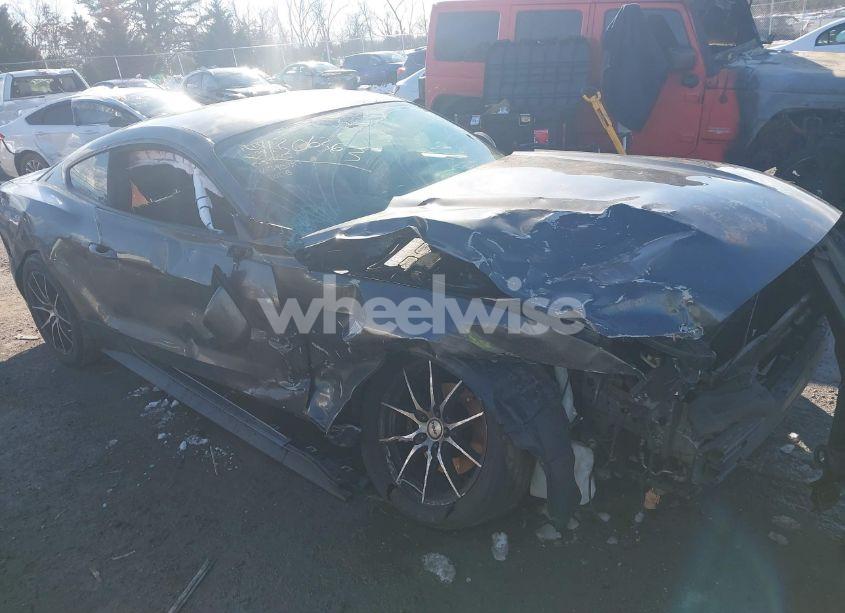 2015 Ford Mustang V6 (VIN 1FA6P8AM8F5390899) main photo