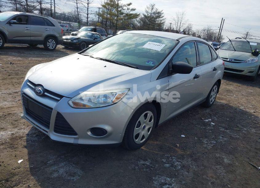 Photo 2 of 2014 Ford Focus S (VIN 1FADP3E20EL456827)