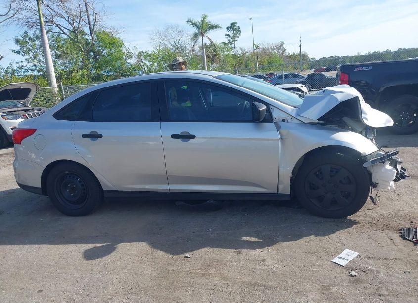 Photo 13 of 2016 Ford Focus S (VIN 1FADP3E20GL212307)