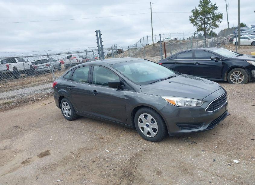 2017 Ford Focus S (VIN 1FADP3E20HL317351) main photo