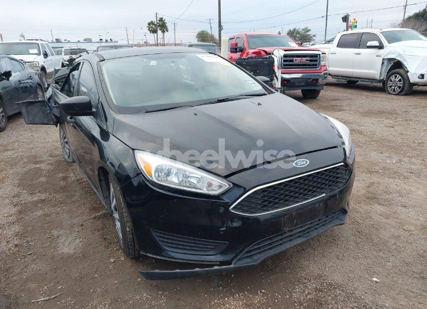2018 Ford Focus S (VIN 1FADP3E20JL302354) main photo