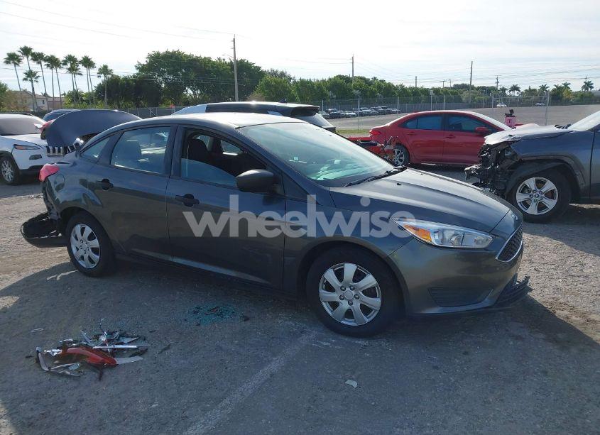 2018 Ford Focus S (VIN 1FADP3E20JL302449) main photo