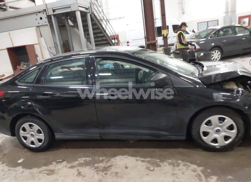 Photo 13 of 2018 Ford Focus (VIN 1FADP3E20JL322331)