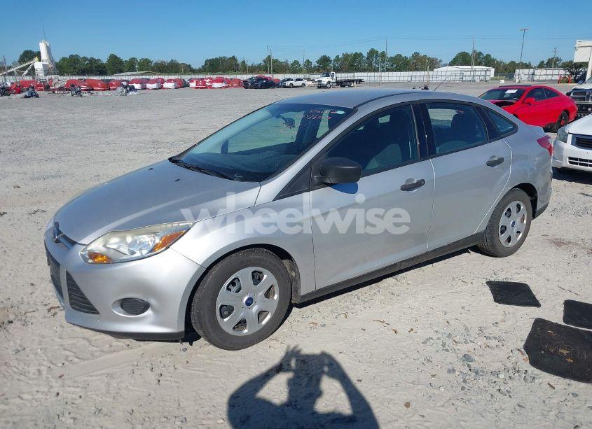 Photo 2 of 2013 Ford Focus (VIN 1FADP3E21DL104578)