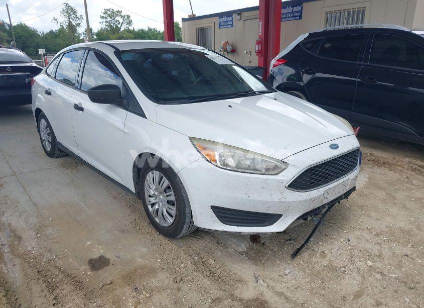 2015 Ford Focus S (VIN 1FADP3E21FL372842) main photo