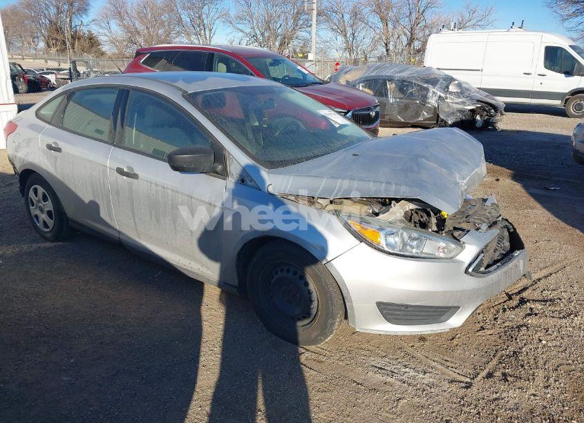 2016 Ford Focus S (VIN 1FADP3E21GL253299) main photo