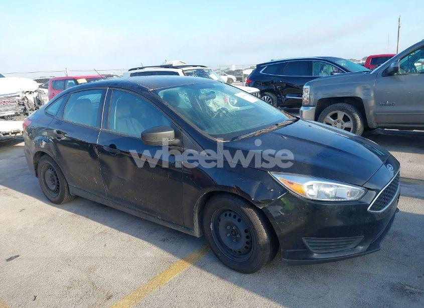 2018 Ford Focus S (VIN 1FADP3E21JL260647) main photo