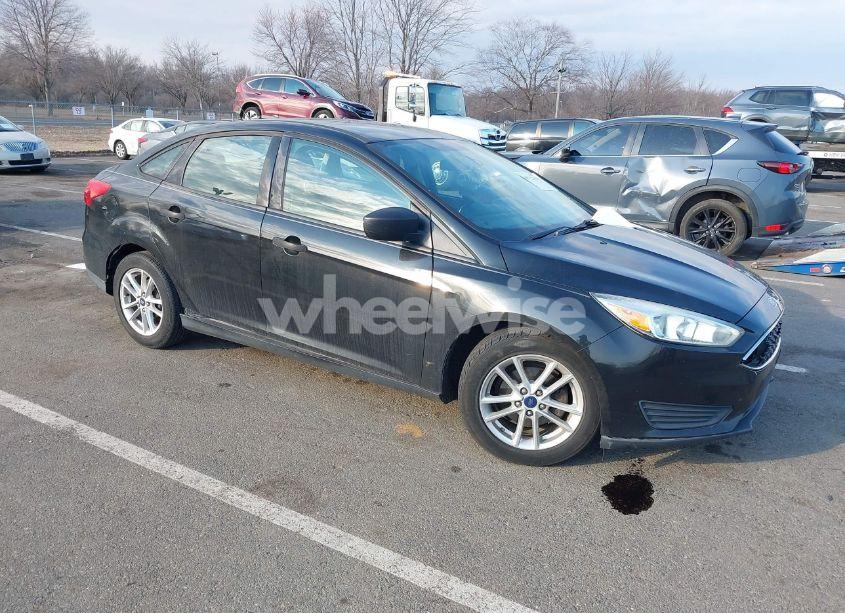 2015 Ford Focus S (VIN 1FADP3E22FL215921) main photo