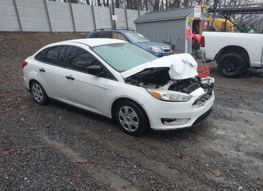 2015 Ford Focus S (VIN 1FADP3E22FL229382) main photo