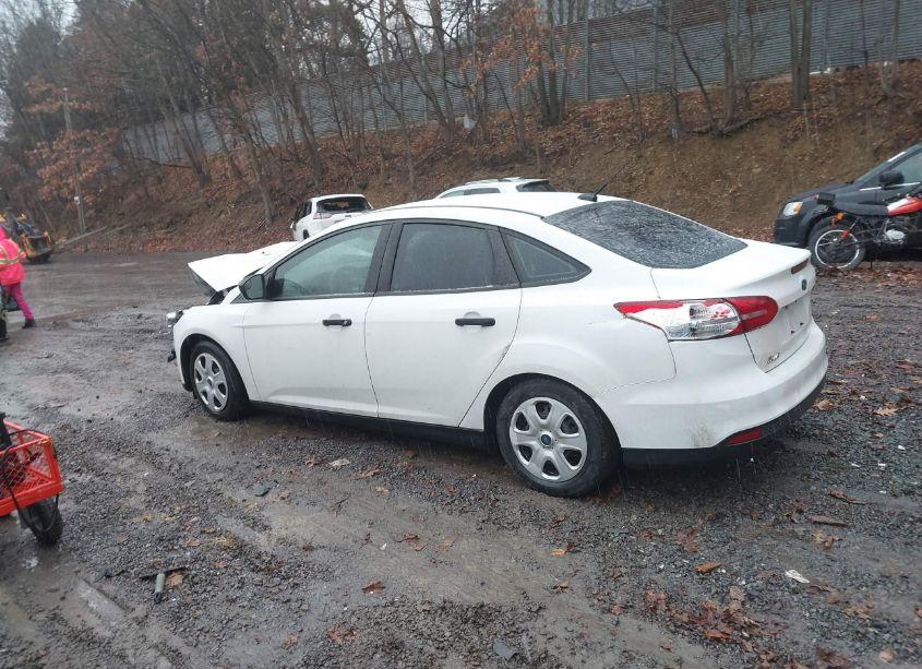 Photo 14 of 2015 Ford Focus S (VIN 1FADP3E22FL229382)