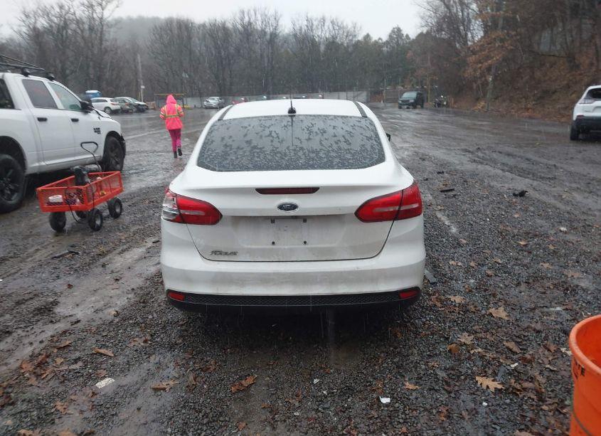 Photo 16 of 2015 Ford Focus S (VIN 1FADP3E22FL229382)