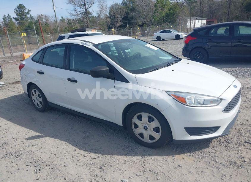 2015 Ford Focus S (VIN 1FADP3E22FL295981) main photo