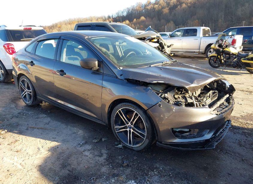 2018 Ford Focus S (VIN 1FADP3E23JL235281) main photo