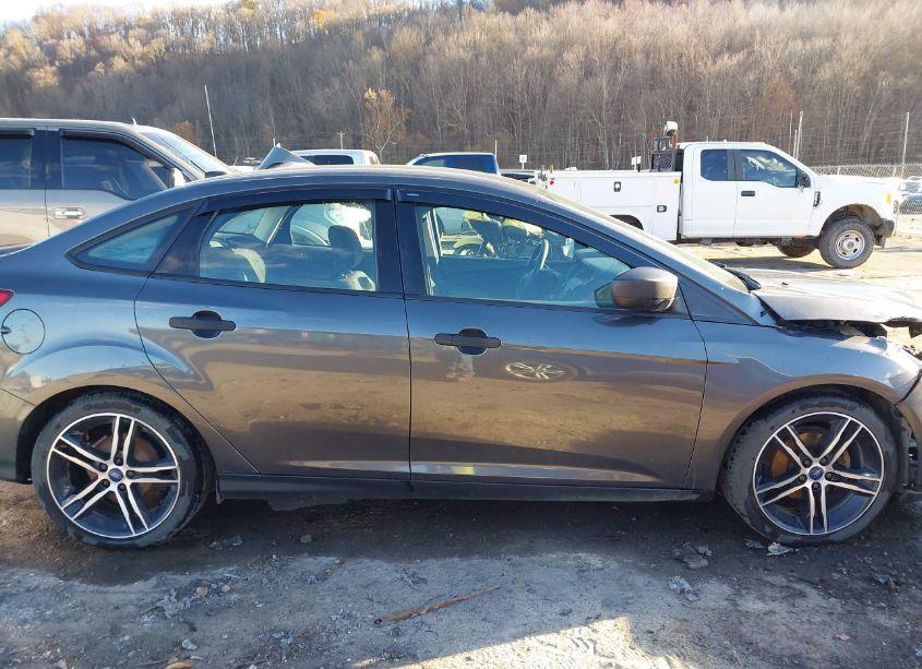 Photo 13 of 2018 Ford Focus S (VIN 1FADP3E23JL235281)