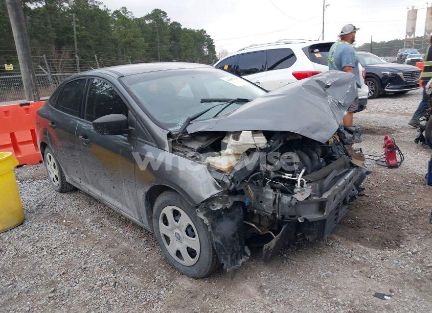 2018 Ford Focus S (VIN 1FADP3E23JL300064) main photo