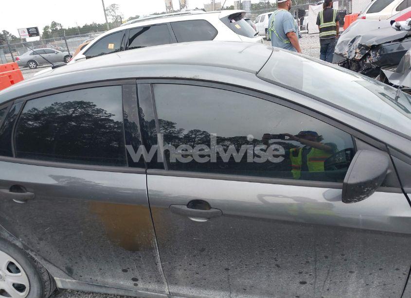 Photo 13 of 2018 Ford Focus S (VIN 1FADP3E23JL300064)