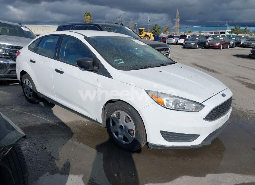 2018 Ford Focus S (VIN 1FADP3E23JL324493) main photo