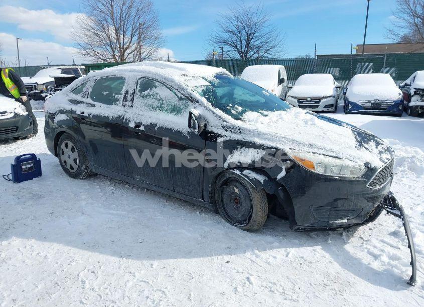2015 Ford Focus S (VIN 1FADP3E24FL381342) main photo