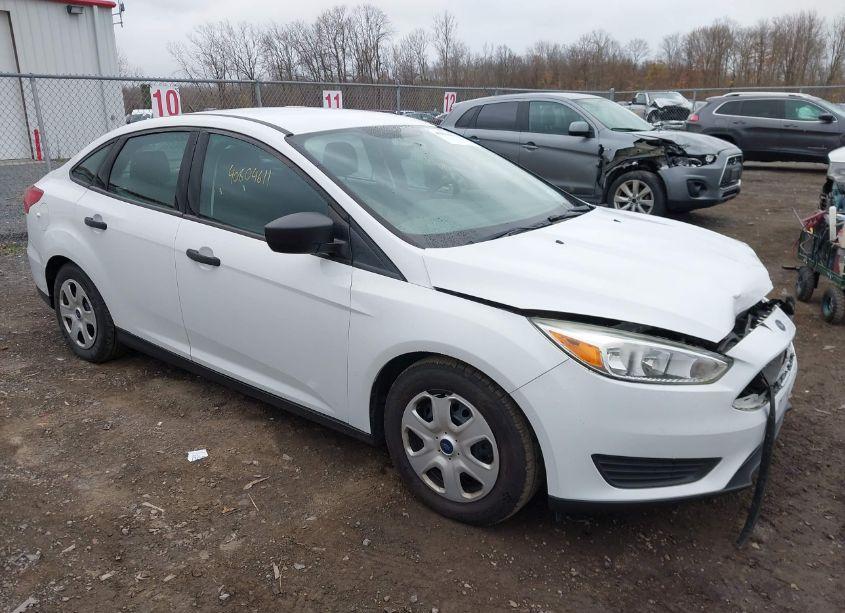 2016 Ford Focus S (VIN 1FADP3E24GL251093) main photo