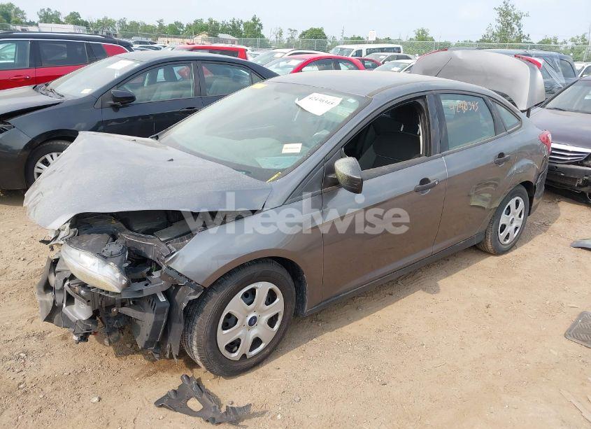 Photo 2 of 2014 Ford Focus S (VIN 1FADP3E25EL370929)